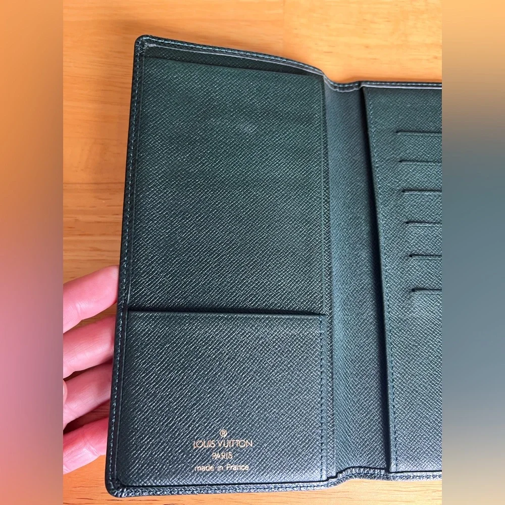 Louis Vuitton Taiga Porte Valeurs Cartes Dark Green Leather Wallet code V11918